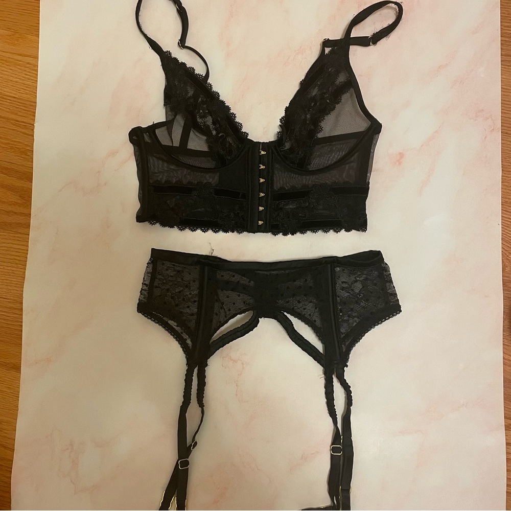 La senza 3 pieces, 2 bralette/corset + garter